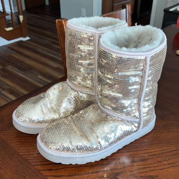 Gold Women’s UGH Classic Short Sequin Boots in size 8 - Picture 4 of 10